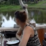 Thailand auf eigene Faust Restaurant am See. Meine Tochter sitzt am Tisch und schaut über den See