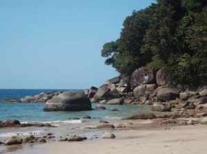 Small Sandy Beach Thailand Strand Meer Felsen im Wasser