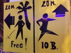 Thailand auf eigene Faust. Gelbes Hinweißschild links Mann zu mPipi machen links zum Strand free Frau zur Toilette 10 Bath