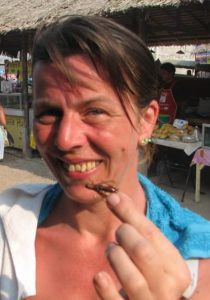 Thailand auf eigene Faust ich lache in die Kamera und will gerade ein frittiertes Insekt verspeisen