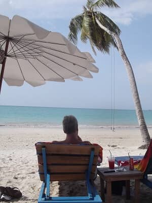 Thailand Khao Lak Strand Sonnenschirm und Liege Meer blauer Himmel
