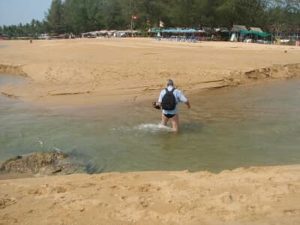 thailand-khao_lak-auf-eigene-faust Strand Schatz geht knietief durch einen Fluss