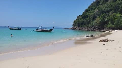 Thailand Urlaub Koh Lanta Stand Meer Boot kleiner Hügel mit grünen Bäumen